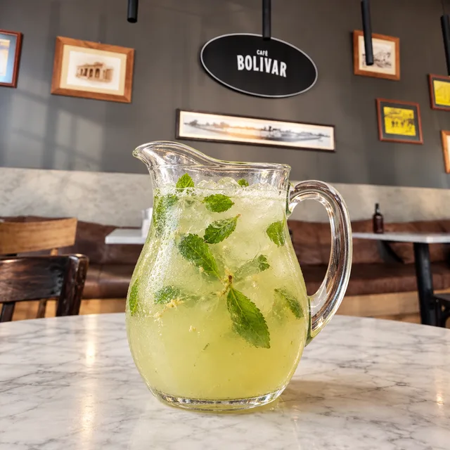 Imagen ilustrativa de Limonada con menta y jengibre · jarra