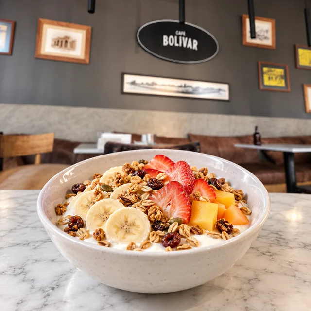 Imagen ilustrativa de Yogur con granola y frutas