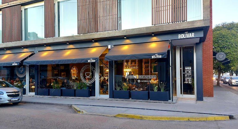 La esquina de Café Bolívar en España y Bolívar